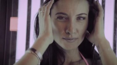 Güzel kadın güneşleniyor solaryumda.