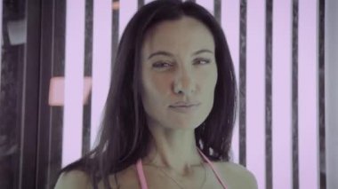 Güzel kadın güneşleniyor solaryumda.