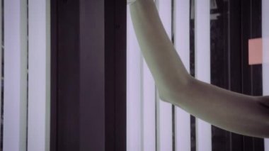 Güzel kadın güneşleniyor solaryumda.