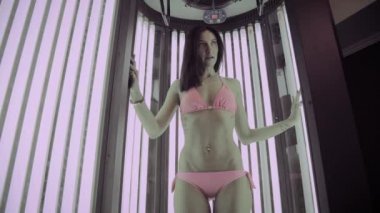 Güzel kadın güneşleniyor solaryumda.