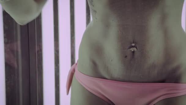 美しい女性日光浴でザ・サラリウム. — ストック動画