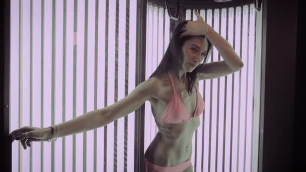수족관에서 일광욕하는 아름다운 여인. — 비디오