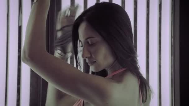 수족관에서 일광욕하는 아름다운 여인. — 비디오