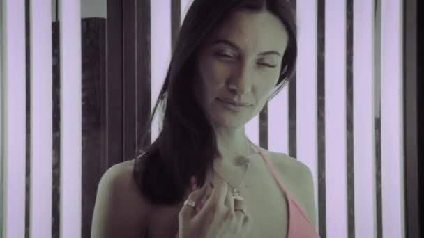 Красива жінка засмагає в солярії . — стокове відео