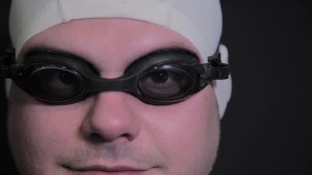 Un homme en bonnet et lunettes de bain . — Video