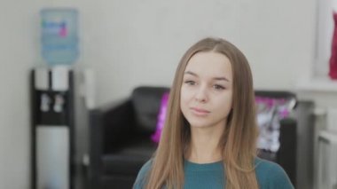 Makyajdan önce güzellik salonunda güzel bir kızın yüzü..