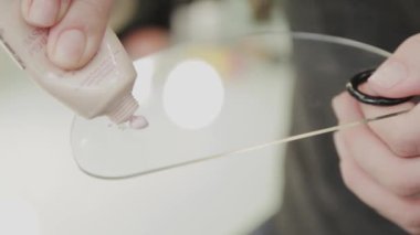 Profesyonel makyöz kadın palette makyaj kremi karıştırıyor..