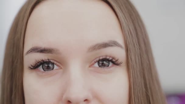 La cara de una hermosa chica en un salón de belleza antes del maquillaje . — Vídeos de Stock