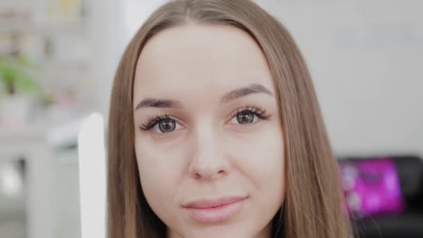 Πρόσωπο ενός όμορφου κοριτσιού σε ένα σαλόνι ομορφιάς πριν από το μακιγιάζ. — Αρχείο Βίντεο