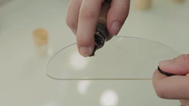 Profesyonel makyöz kadın palette makyaj kremi karıştırıyor..