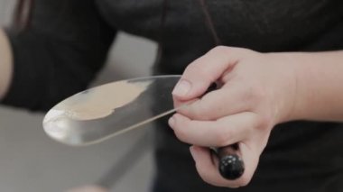 Profesyonel makyöz kadın elinde paletle makyaj yapıyor..