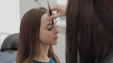 Profesyonel makyöz kadın palette makyaj kremi karıştırıyor..