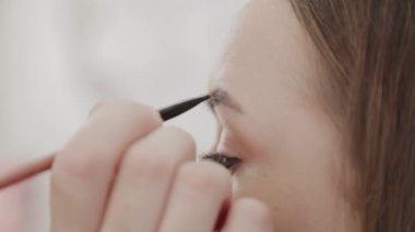 Profesyonel makyöz kadın palette makyaj kremi karıştırıyor..