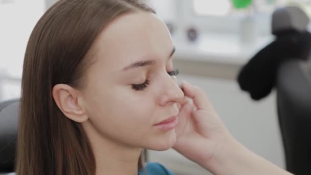 Profissional maquiador mulher mexe creme de maquiagem em uma paleta . — Vídeo de Stock