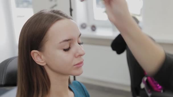 Profissional maquiador mulher mexe creme de maquiagem em uma paleta . — Vídeo de Stock