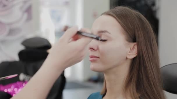 Profissional maquiador mulher mexe creme de maquiagem em uma paleta . — Vídeo de Stock