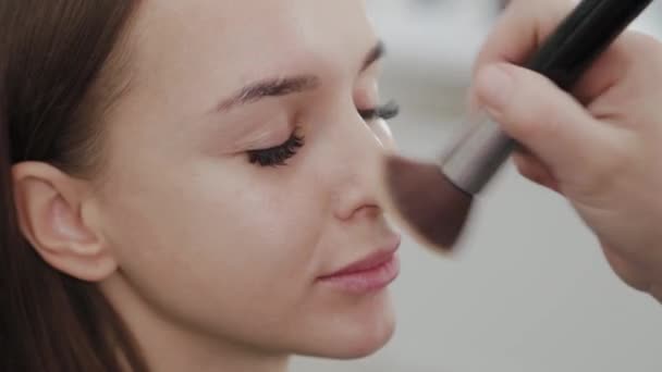 Профессиональная визажистка размешивает макияж на палитре . — стоковое видео