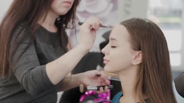 Profissional maquiador mulher mexe creme de maquiagem em uma paleta . — Vídeo de Stock