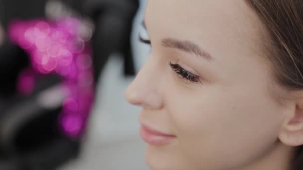Professionelle Make-up-Artist Frau rührt Make-up Creme auf einer Palette. — Stockvideo