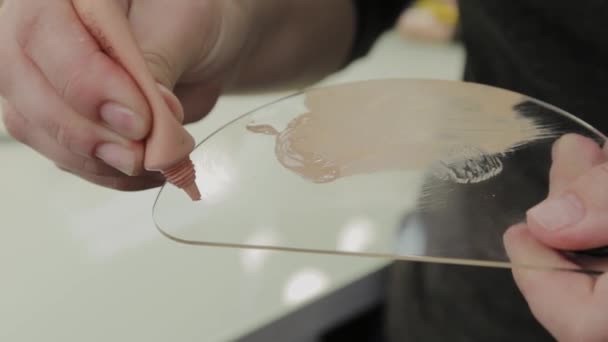 Profissional maquiador mulher mexe creme de maquiagem em uma paleta . — Vídeo de Stock