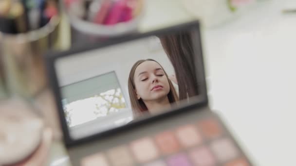 Professionell makeup artist kvinna rör makeup grädde på en palett. — Stockvideo