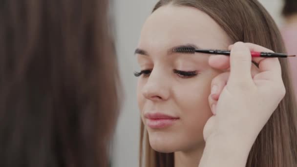 Profissional maquiador mulher mexe creme de maquiagem em uma paleta . — Vídeo de Stock