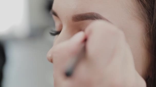 Profesyonel makyöz kadın palette makyaj kremi karıştırıyor.. — Stok video