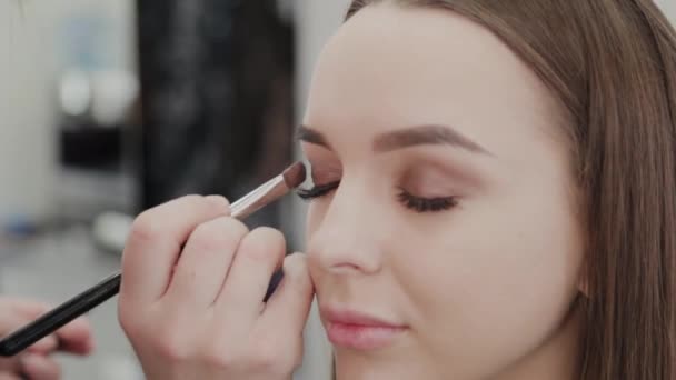 Profesional de maquillaje artista mujer agita crema de maquillaje en una paleta . — Vídeos de Stock