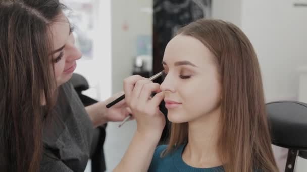 Profesional de maquillaje artista mujer agita crema de maquillaje en una paleta . — Vídeos de Stock