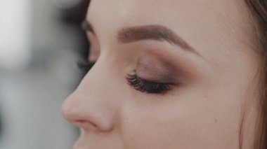 Profesyonel makyöz kadın palette makyaj kremi karıştırıyor..