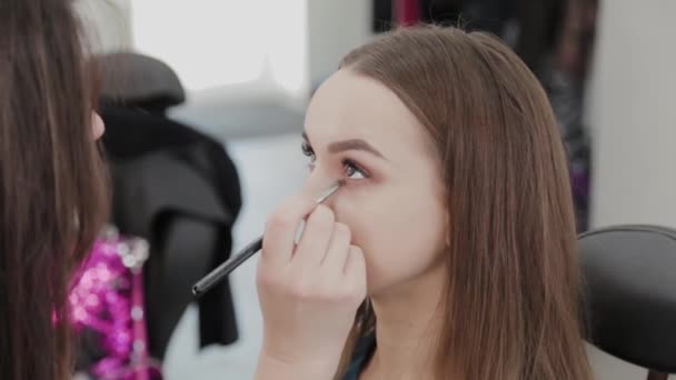 Professional makeup artist woman stirs makeup cream on a palette. — Stock Video