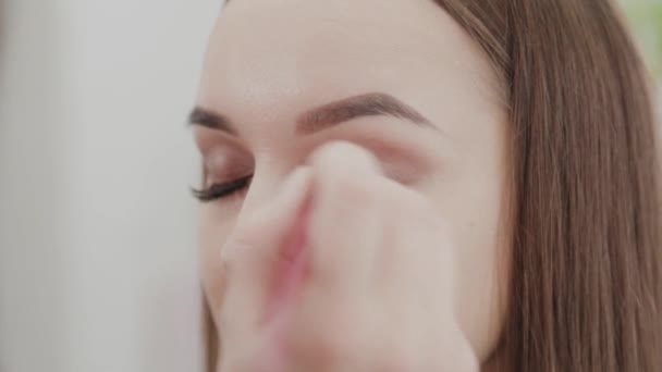 Profesional de maquillaje artista mujer agita crema de maquillaje en una paleta . — Vídeo de stock