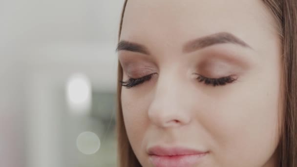 Profesjonalny makijaż artysta kobieta miesza krem do makijażu na palecie. — Wideo stockowe