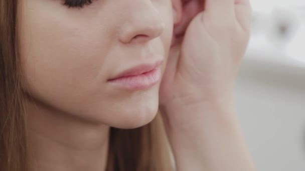 Profesional de maquillaje artista mujer agita crema de maquillaje en una paleta . — Vídeos de Stock