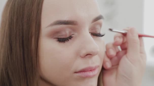 Profesional de maquillaje artista mujer agita crema de maquillaje en una paleta . — Vídeo de stock