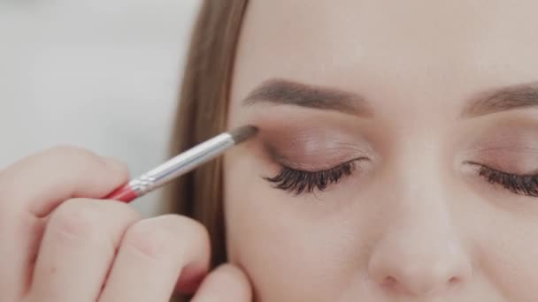 Profesionální make-up umělkyně žena míchá make-up krém na paletě. — Stock video