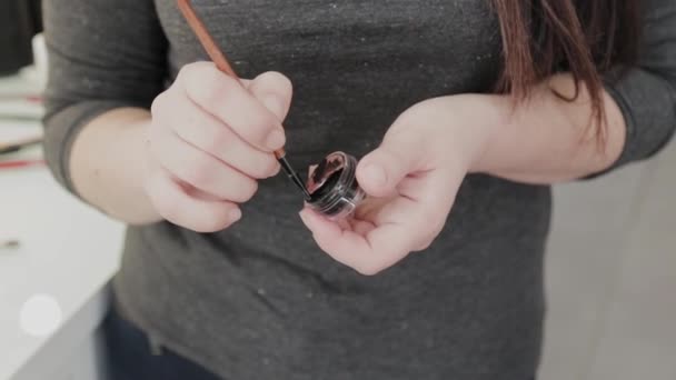 Maquilleuse professionnelle. Femme applique de la poudre de fond de teint sur une brosse . — Video