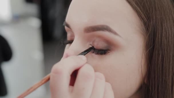 プロの化粧アーティストの女性は、パレット上の化粧クリームを攪拌. — ストック動画