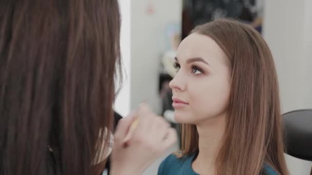 Professionell makeup artist kvinna rör makeup grädde på en palett. — Stockvideo