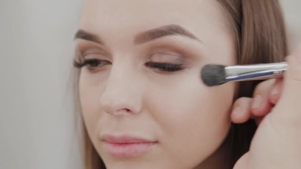 Profesional de maquillaje artista mujer agita crema de maquillaje en una paleta . — Vídeo de stock