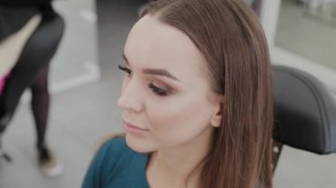 Profesyonel makyöz kadın palette makyaj kremi karıştırıyor..
