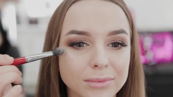 Profesional de maquillaje artista mujer agita crema de maquillaje en una paleta . — Vídeo de stock