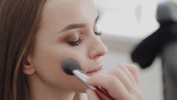 La donna truccatrice professionale mescola la crema di trucco su una tavolozza . — Video Stock