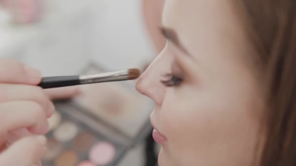 Professional makeup artist woman stirs makeup cream on a palette. — Stock Video