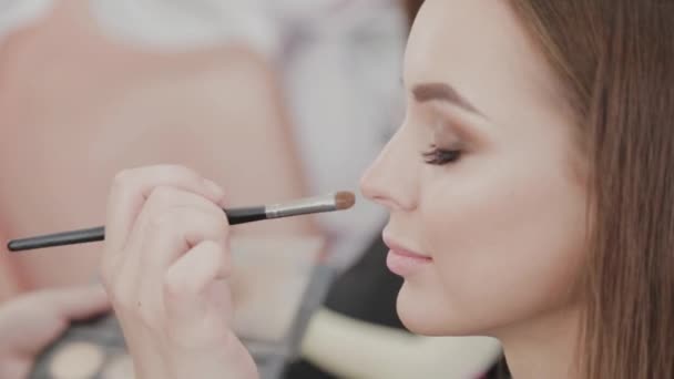 Επαγγελματική makeup artist γυναίκα αναδεύει κρέμα μακιγιάζ σε μια παλέτα. — Αρχείο Βίντεο