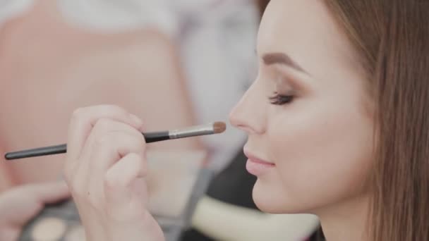 Profesional de maquillaje artista mujer agita crema de maquillaje en una paleta . — Vídeos de Stock