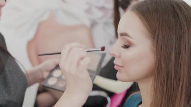Profesjonalny makijaż artysta kobieta miesza krem do makijażu na palecie. — Wideo stockowe