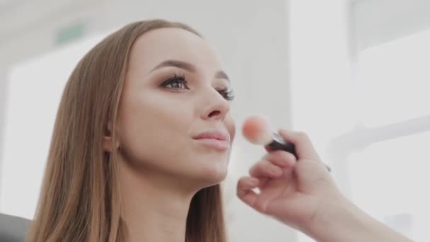 Profesional de maquillaje artista mujer agita crema de maquillaje en una paleta . — Vídeos de Stock