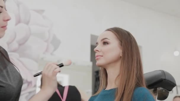 Professionell makeup artist kvinna rör makeup grädde på en palett. — Stockvideo