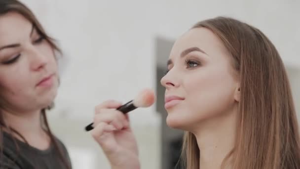 Profissional maquiador mulher mexe creme de maquiagem em uma paleta . — Vídeo de Stock